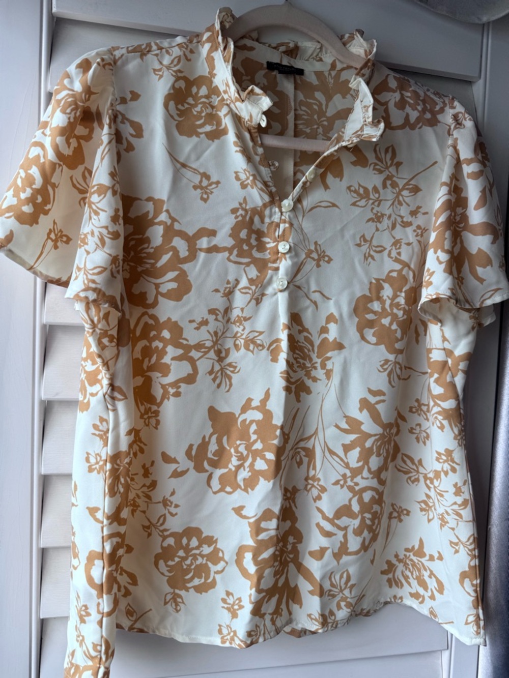 Ann Taylor Cream Short-Sleeve Floral Henley with Tan Print